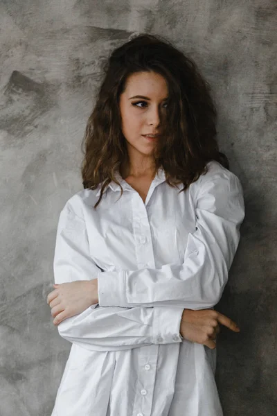 Krásná Kudrnatá Dívka Pózující Bílé Košili — Stock fotografie