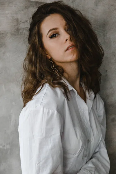 Beautiful Curly Girl Posing White Shirt — 스톡 사진
