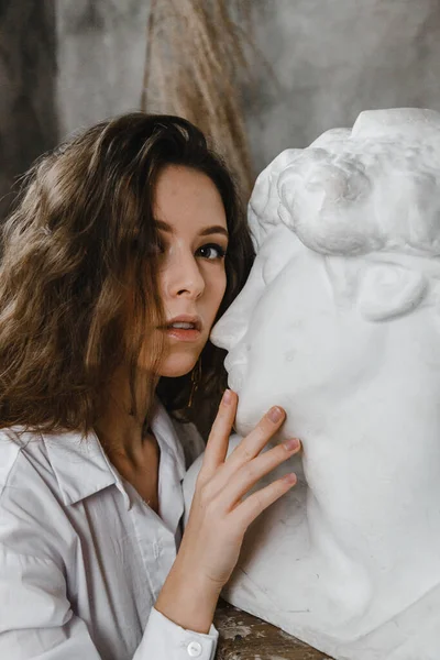 Menina Encaracolado Bonita Beijando Cabeça Gesso Branco — Fotografia de Stock