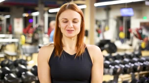 Sportowe Dziewczyna Robi Biceps Ćwiczenia Hantlami — Wideo stockowe