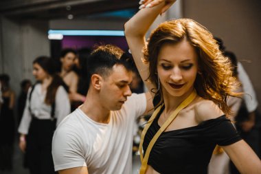 Harkiv. Ukrayna. Partide koronavirüs sırasında dans eden 19.12.2020 dansçı