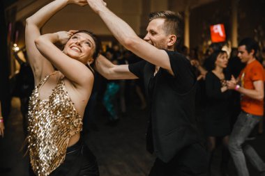 Harkiv. Ukrayna. Partide koronavirüs sırasında dans eden 19.12.2020 dansçı