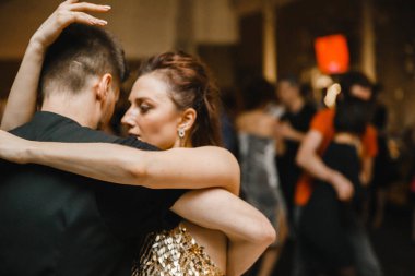 Harkiv. Ukrayna. Partide koronavirüs sırasında dans eden 19.12.2020 dansçı