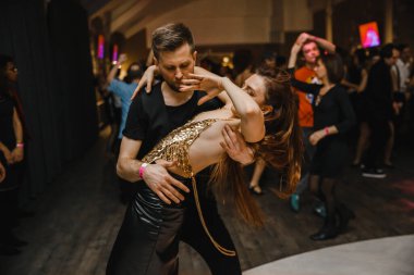 Harkiv. Ukrayna. Partide koronavirüs sırasında dans eden 19.12.2020 dansçı
