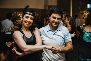 Harkiv. Ukrayna. Partide koronavirüs sırasında dans eden 19.12.2020 dansçı