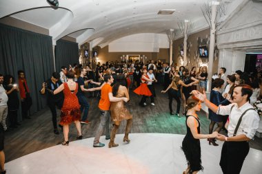 Harkiv. Ukrayna. Partide koronavirüs sırasında dans eden 19.12.2020 dansçı