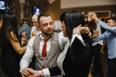 Harkiv. Ukrayna. Partide koronavirüs sırasında dans eden 19.12.2020 dansçı