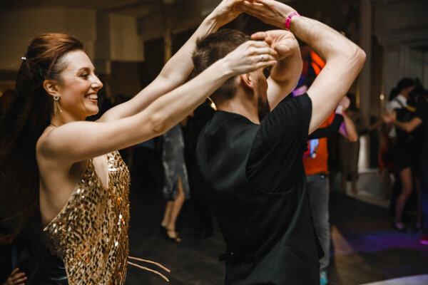 Харьков. Украина. 19.12.2020 танцоры танцуют во время коронавируса на вечеринке