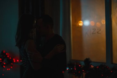 Harkov, Ukrayna. 22.12.20 Coronavirus sırasında bir çift dansçı sırt şapkası ve kizomba dansı yapıyor.