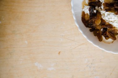 Beyaz tabak süzme peynirli, kuru üzümlü, muzlu