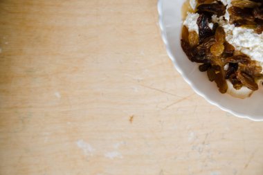 Beyaz tabak süzme peynirli, kuru üzümlü, muzlu