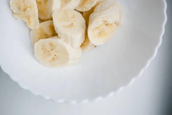 Piatto Bianco Con Banana Sul Davanzale Bianco — Foto Stock