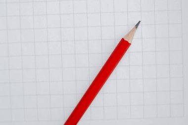 Boş beyaz kare kağıt ve basit kalem.