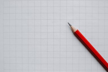 Boş beyaz kare kağıt ve basit kalem.