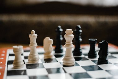 Harkov, Ukrayna. 05.01.2021. Oyun boyunca satranç taşları tahtada durur.