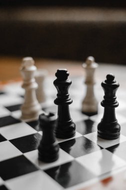 Harkov, Ukrayna. 05.01.2021 Satranç taşları oyun sırasında tahtada duruyor.