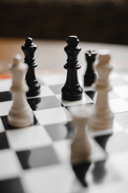 Harkov, Ukrayna. 05.01.2021 Satranç taşları oyun sırasında tahtada duruyor.