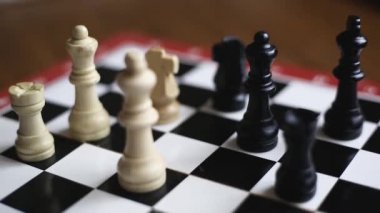 Kharkiv, Ukrayna 09.01.21 Satranç Oyununda beyaz şövalye kraliçesini saldırıdan korur.