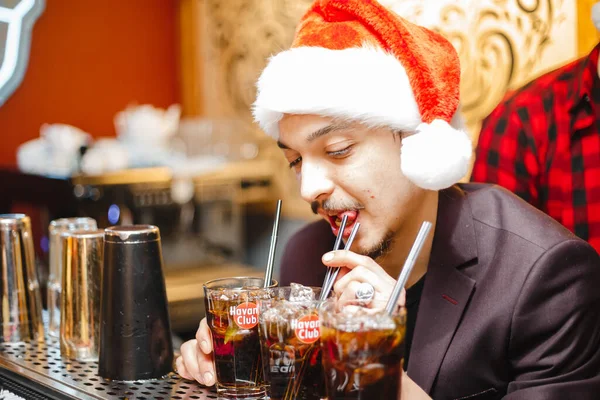 Barman Czapce Świętego Mikołaja Pije Rum Colę Rurki Barze — Zdjęcie stockowe