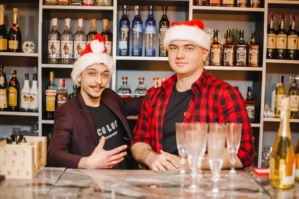 Due Baristi Cappello Babbo Natale Stanno Dietro Bar Posano Fotografo — Foto Stock