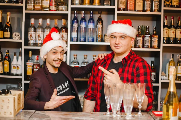 Due Baristi Cappello Babbo Natale Stanno Dietro Bar Posano Fotografo — Foto Stock
