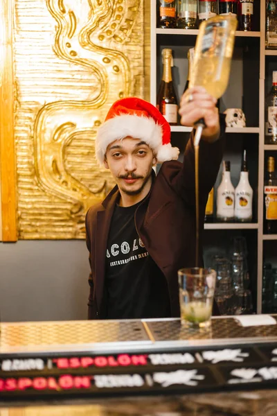 Barista Indossa Cappello Babbo Natale Prepara Cocktail Alla Vigilia Capodanno — Foto Stock