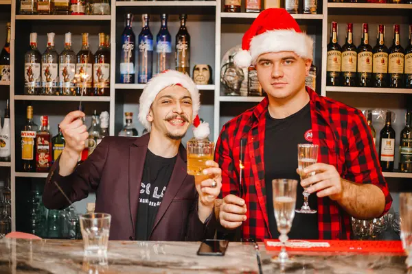 Due Baristi Cappelli Babbo Natale Stanno Dietro Bar Tengono Cocktail — Foto Stock