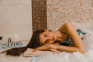 Türk hamamında rahatlatıcı köpük masajı. Masör hamamda kadının derisini parçalar..