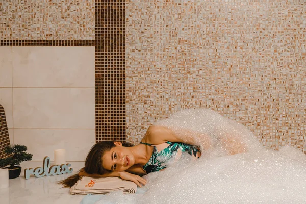 Luxusní Relaxační Pěnová Masáž Tureckém Hammam Masér Zmačká Ženskou Kůži — Stock fotografie