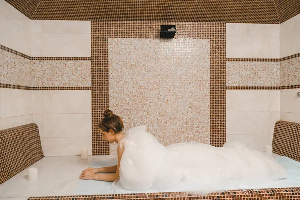 Luxurious Relaxing Foam Massage Turkish Hammam Masseur Crumples Woman Skin — Stock Photo, Image