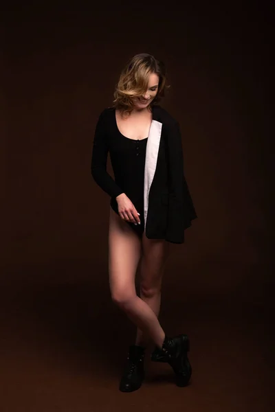 Blond Kvinna Svart Bodysuit Jacka Poserar Brun Bakgrund — Stockfoto