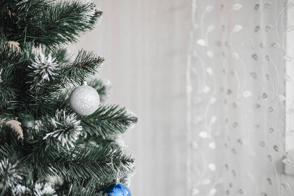 Новый год. Зеленую искусственную елку нарядили дома.