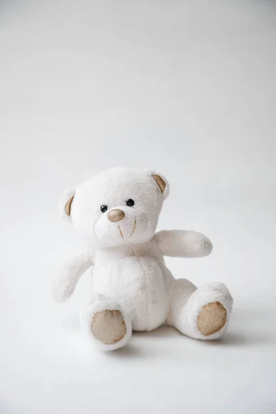Urso Pelúcia Branco Senta Fundo Branco Presente Dia Dos Namorados — Fotografia de Stock