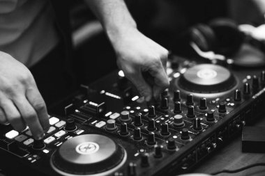 Kharkiv, Ukrayna 13.02.21 Partide Bachata, kizomba ve salsa dansı yapan insanlar