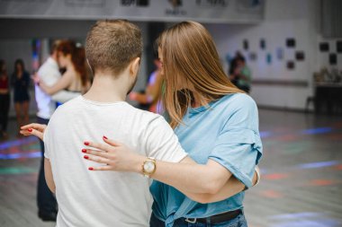 Kharkiv, Ukrayna 16.02.21 Partide Bachata, kizomba ve salsa yapan insanlar