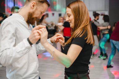 Kharkiv, Ukrayna 16.02.21 Partide Bachata, kizomba ve salsa yapan insanlar