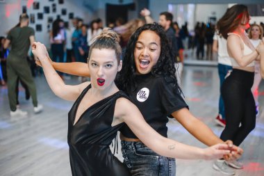 Kharkiv, Ukrayna 16.02.21 Partide Bachata, kizomba ve salsa yapan insanlar