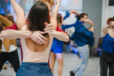 Kharkiv, Ukrayna 16.02.21 Partide Bachata, kizomba ve salsa yapan insanlar