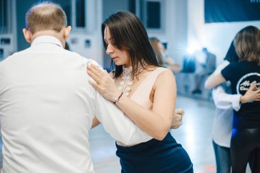 Kharkiv, Ukrayna 16.02.21 Partide Bachata, kizomba ve salsa yapan insanlar