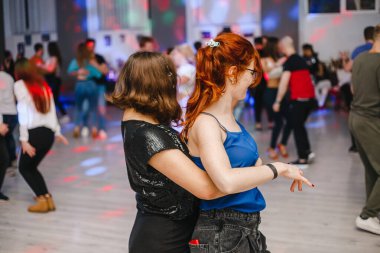 Kharkiv, Ukrayna 16.02.21 Partide Bachata, kizomba ve salsa yapan insanlar