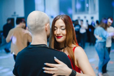 Kharkiv, Ukrayna 16.02.21 Partide Bachata, kizomba ve salsa yapan insanlar