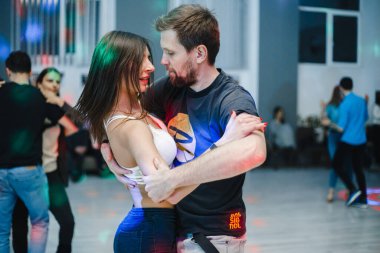 Kharkiv, Ukrayna 16.02.21 Partide Bachata, kizomba ve salsa yapan insanlar