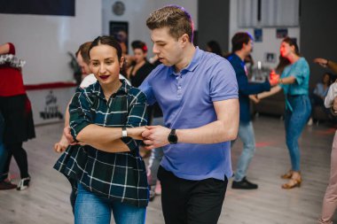 Kharkiv, Ukrayna 16.02.21 Partide Bachata, kizomba ve salsa yapan insanlar