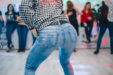 Kharkiv, Ukrayna 16.02.21 Partide Bachata, kizomba ve salsa yapan insanlar