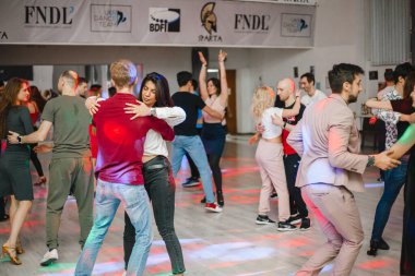 Kharkiv, Ukrayna 16.02.21 Partide Bachata, kizomba ve salsa yapan insanlar
