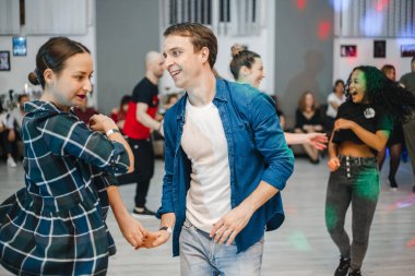 Kharkiv, Ukrayna 16.02.21 Partide Bachata, kizomba ve salsa yapan insanlar