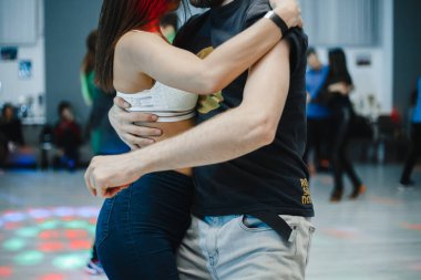 Kharkiv, Ukrayna 16.02.21 Partide Bachata, kizomba ve salsa yapan insanlar
