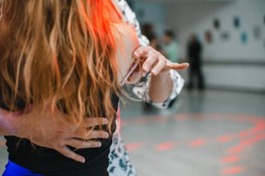 Kharkiv, Ukrayna 16.02.21 Partide Bachata, kizomba ve salsa yapan insanlar