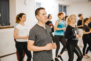Kharkiv, Ukrayna 21.02.21 Erkek ve kadın sınıfta tutkuyla salsa yapıyor.