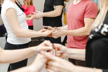 Kharkiv, Ukrayna 21.02.21 Erkek ve kadın sınıfta tutkuyla salsa yapıyor.